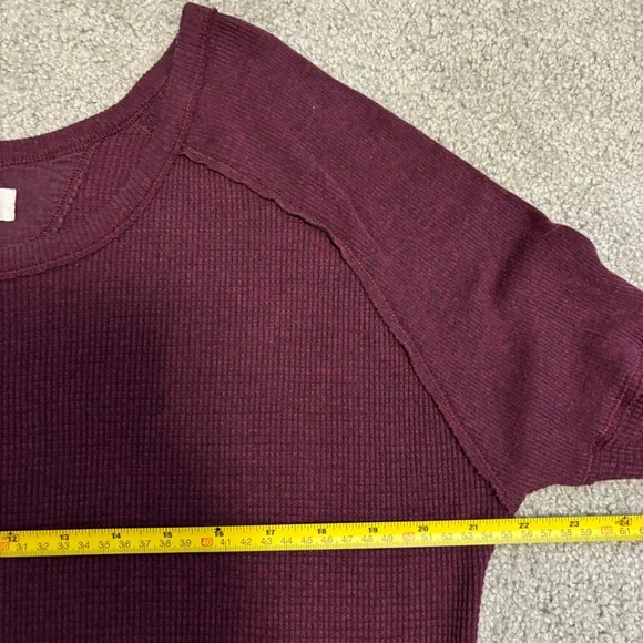 Aritzia TNA Alder Thermal Long Sleeve Waffle Knit Relaxed Fit Top Burgundy Small - Picture 15 of 16